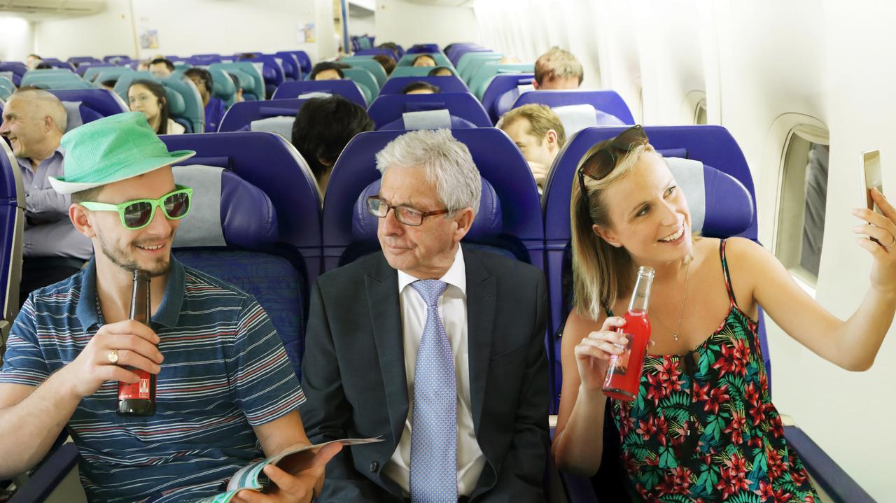 Pasażerowie piją alkohol w samolocie