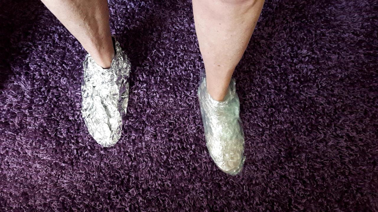 Stopy owinięte w folię aluminiową