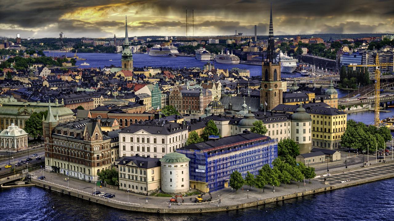 Dzielnica Gamla Stan leży na 4 małych wyspach znajdujących się w centrum Sztokholmu i jest główną atrakcją miasta. Została założona przez Birgera Magnussona w XIII wieku. Zamieszkuje ją około 3 000 osób. Jest obowiązkowym punktem dla każdego turysty, który po raz pierwszy odwiedza Sztokholm.