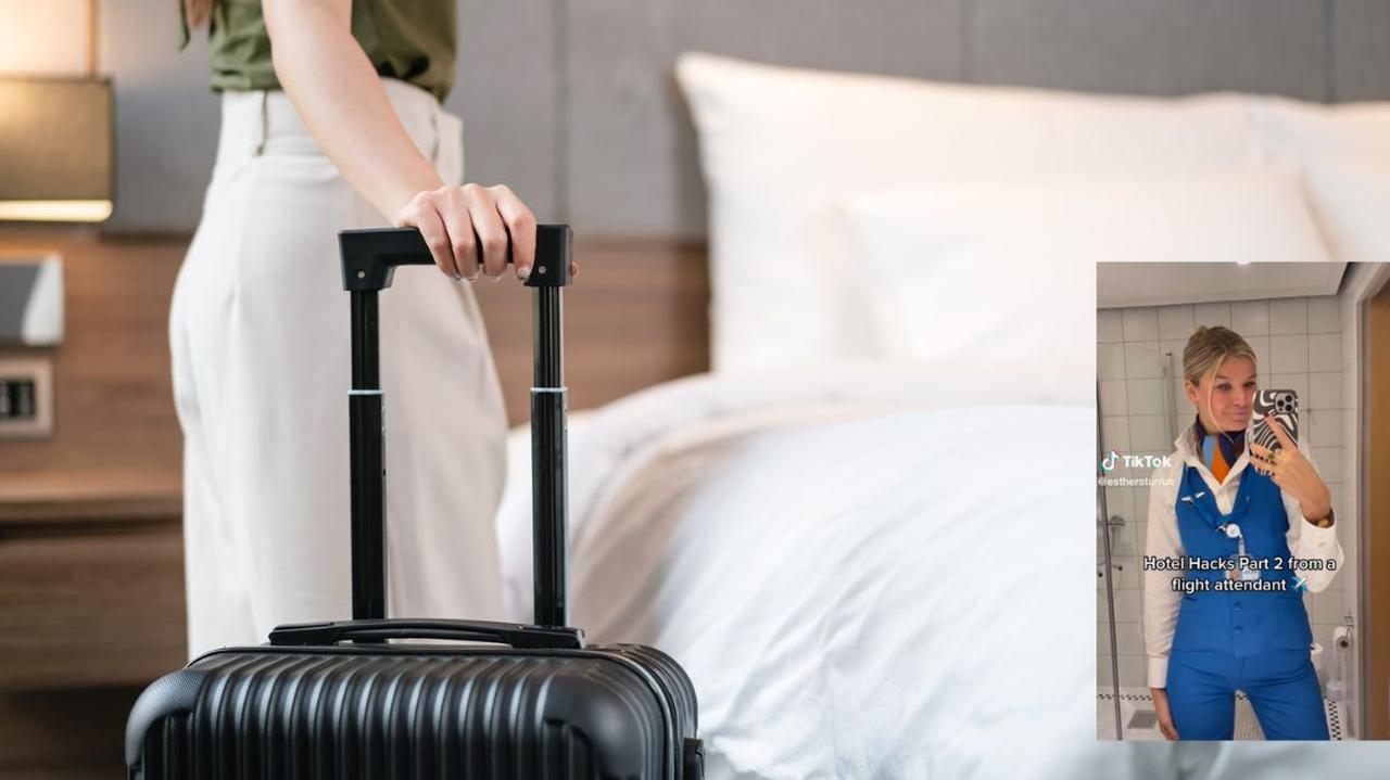 Kobieta z walizką w hotelowym pokoju
