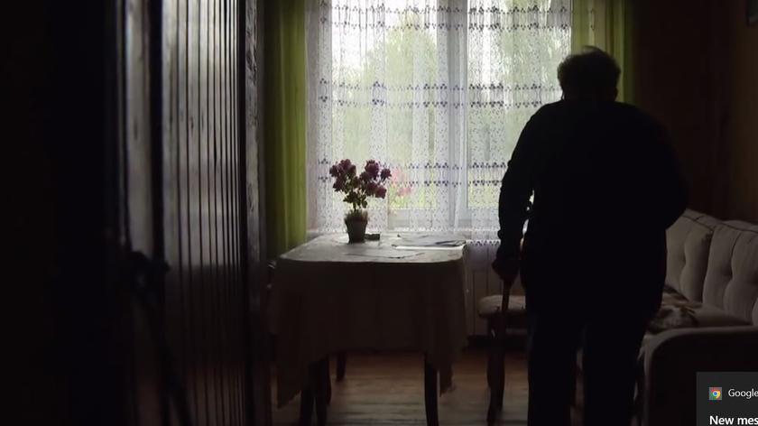 Kadr z reportażu, seniorka
