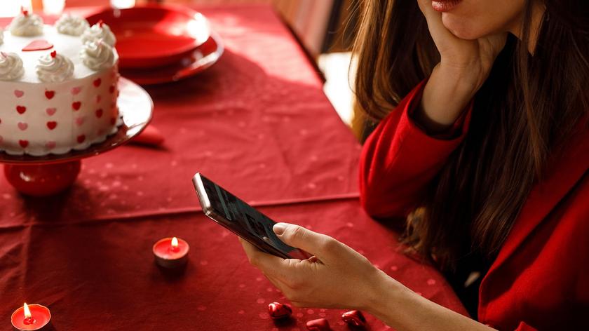 Walentynkowi oszuści wykorzystują portale randkowe i AI. Sprawdź, jak się przed nimi chronić