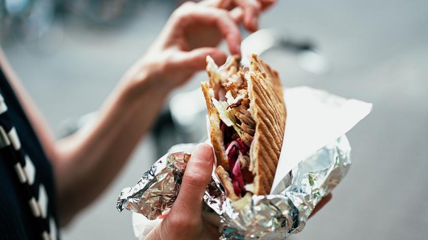 osoba, która je kebaba 