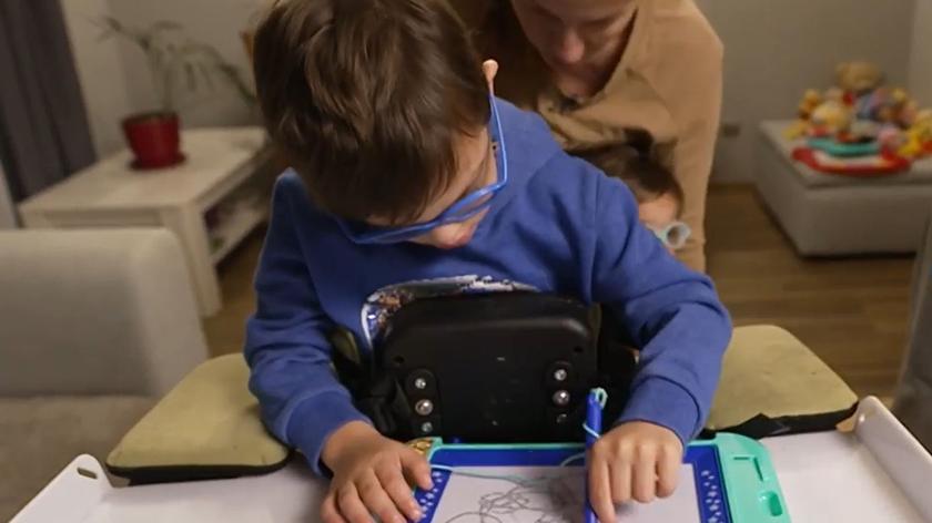 Chłopiec w trakcie rehabilitacji