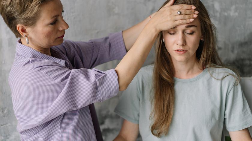 Osoba trzymająca drugą osobę za głowę