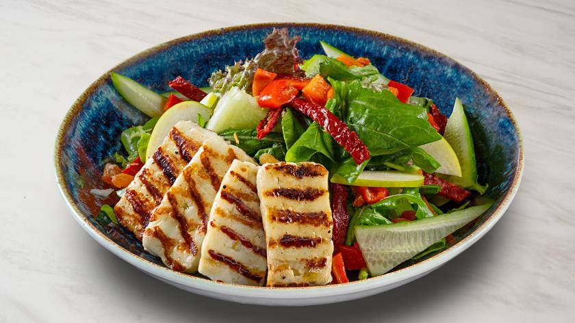 Sałatka z serem halloumi