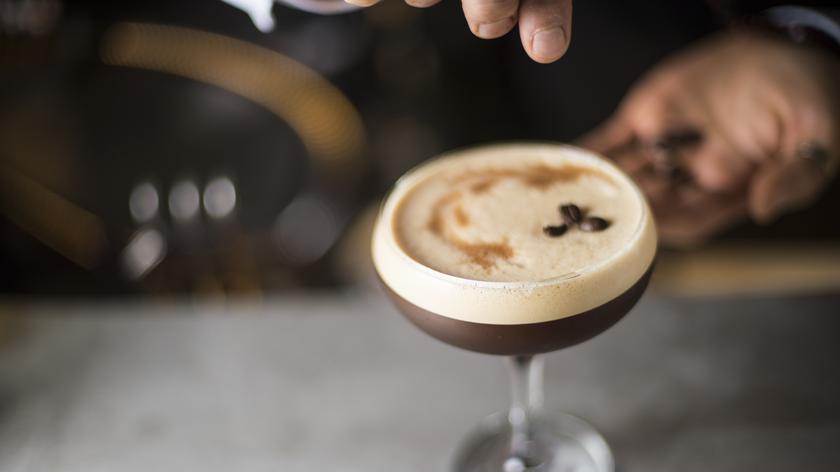 Osoba wykańczająca drink z likierem kawowym