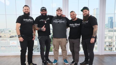 Wytatuowani brodacze pomagają potrzebującym