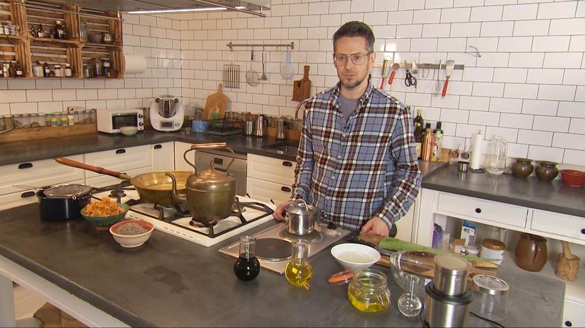 Maciej Szaciłło pokazuje, jak przygotować olejki ajurwedyjskie