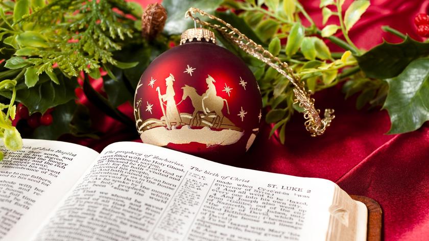 Biblia i dekoracje na Boże Narodzenie.