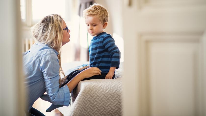 mama, która rozmawia z dzieckiem 