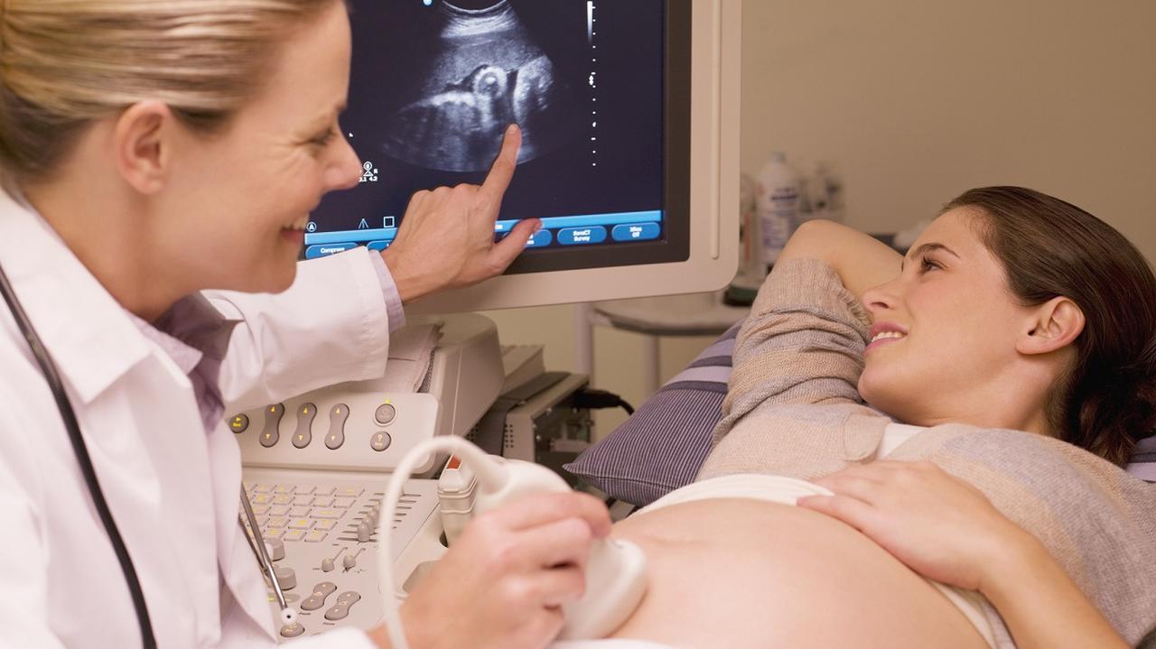 kobieta w ciąży na badaniu USG 