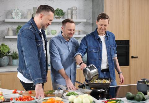 Jak pokroić ananasa? Marcin Prokop i Damian Michałowski sprawdzają trik z TikToka