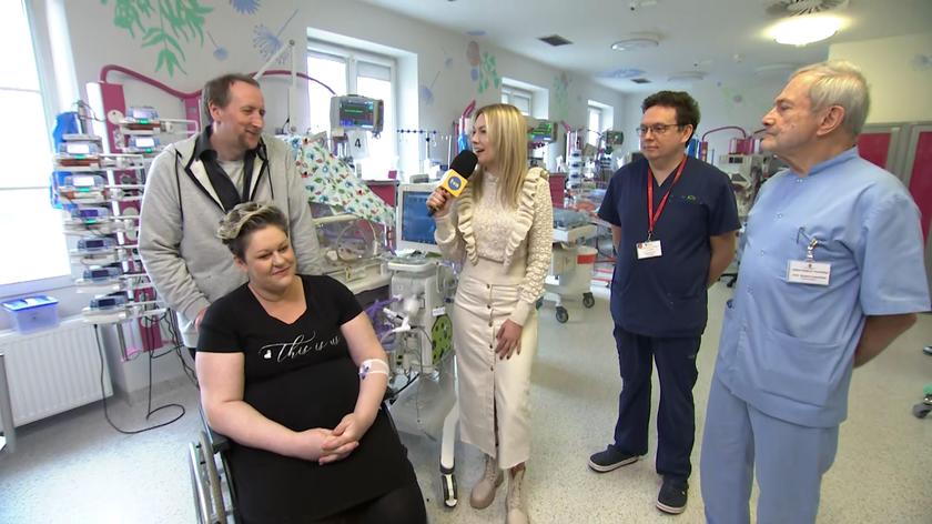 rodzice pięcioraczków i lekarze 