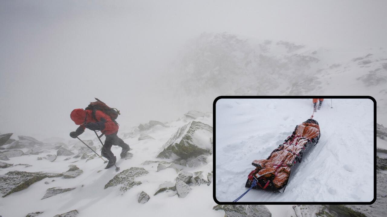Turysta wspina się na zaśnieżony szczyt gór