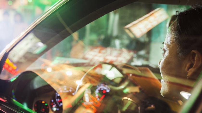 kobieta, która prowadzi samochód 