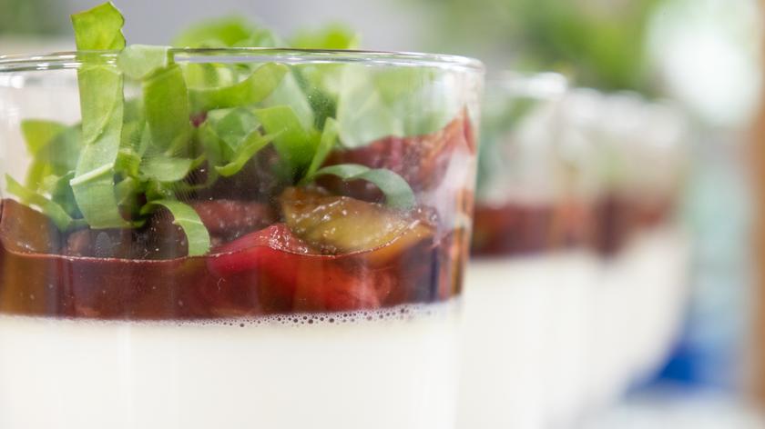 Panna cotta waniliowa z białą czekoladą i rabarbarem