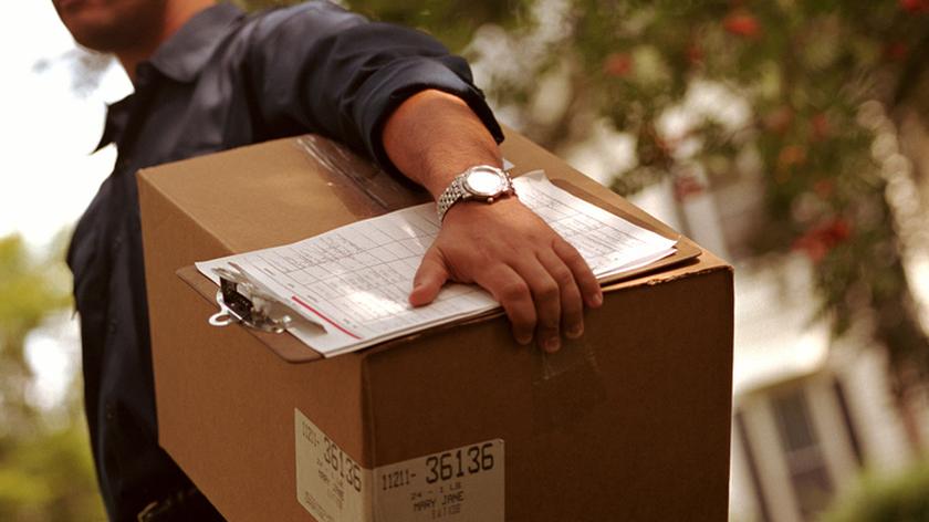 Kurier niosący paczkę. Kradzież paczki i terminala w Gdańsku.