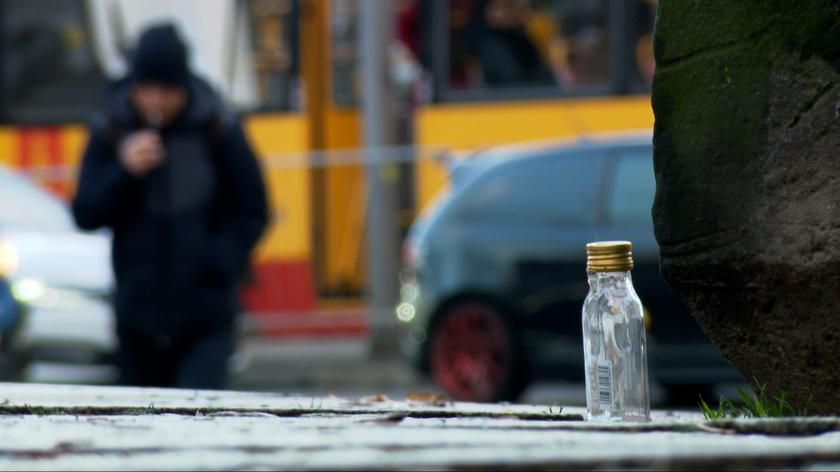 ulica, buteleczka po wódce