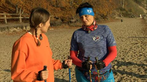 Agata Zjawińska poznaje tajniki nordic walkingu. 