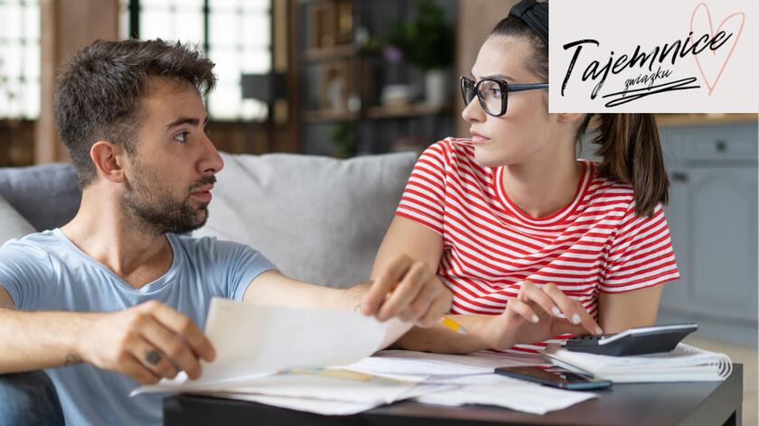 kobieta i mężczyzna rozliczają rachunki