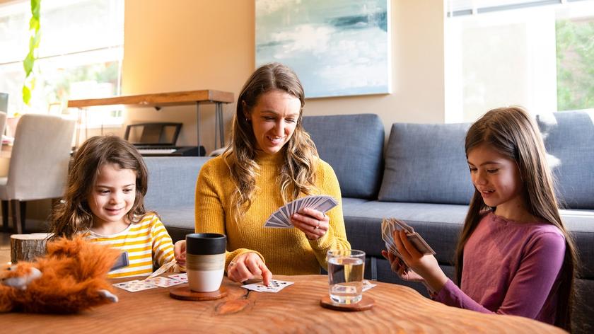 rodzina, która gra w karty 