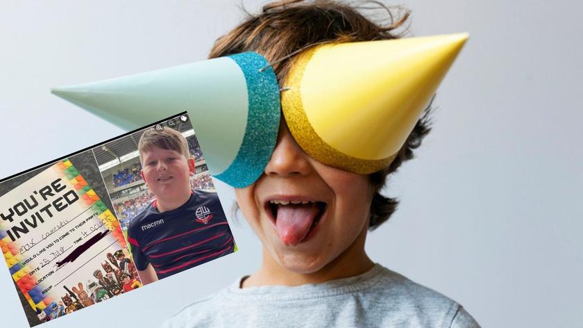 Dziecko z papierowymi czapkami urodzinowymi na oczach.