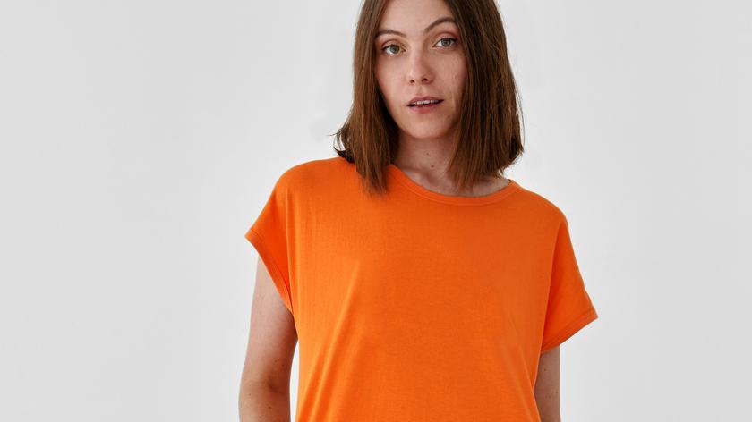 Kobieta w pomarańczowej sukience basic