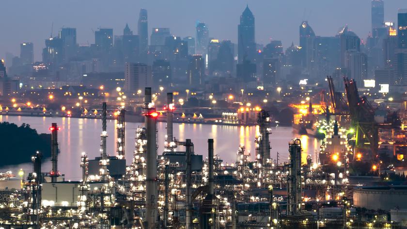 Miasto rozświetlone światłami w nocy