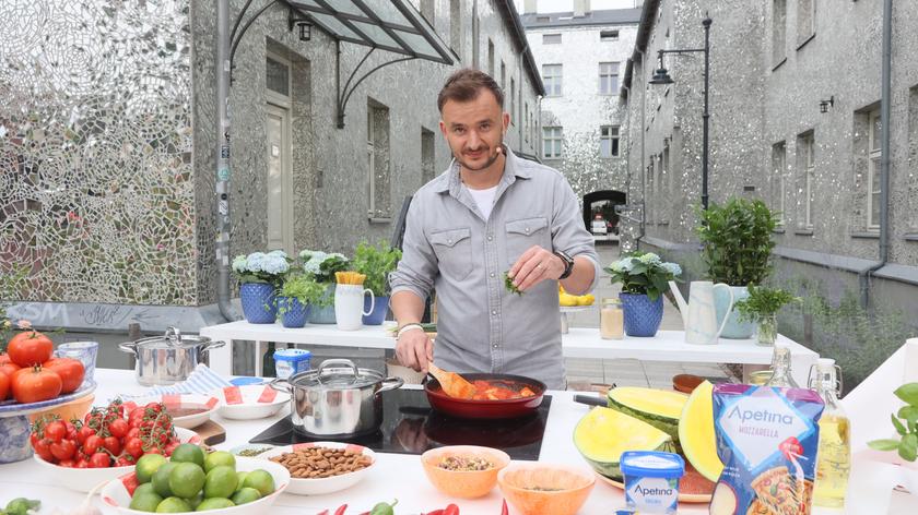 W Kuchni Dzień Dobry TVN Grzegorz Zawierucha przygotowywał dania z serem.