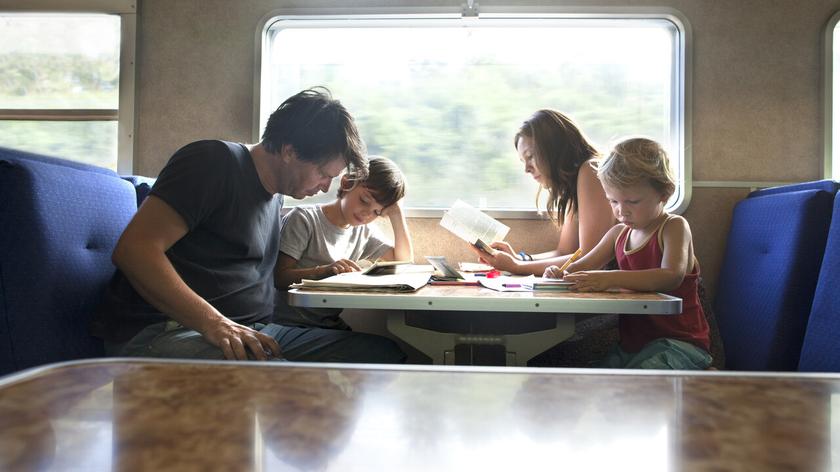 Rodzice z dziećmi w pociągu