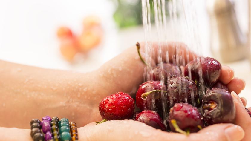 Osoba trzymająca czereśnie w garści
