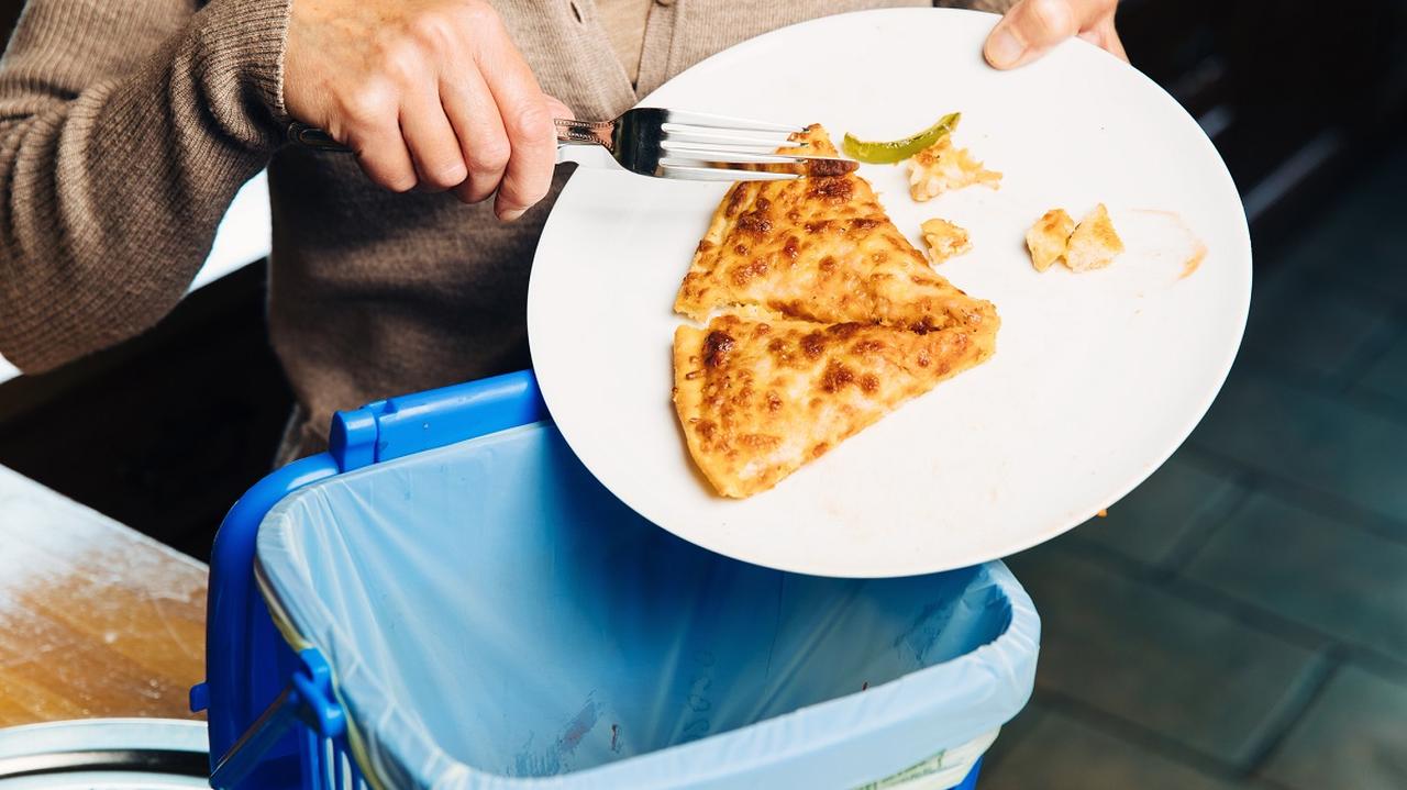 wyrzucanie jedzenia do kosza na śmieci