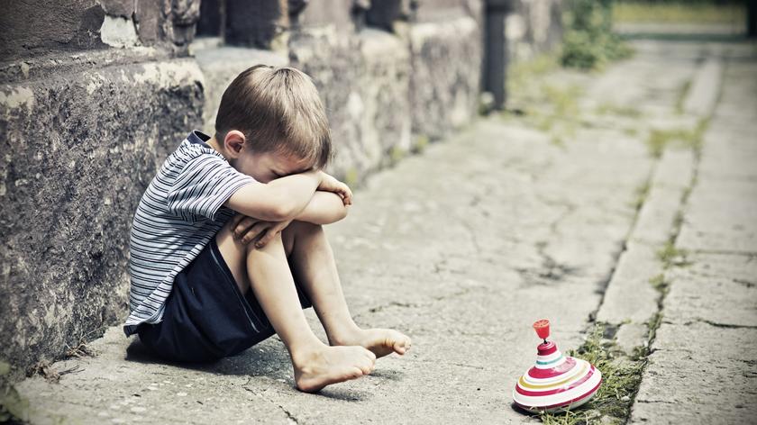 bosy chłopiec na ulicy