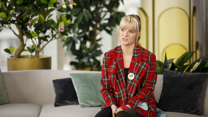 kobieta siedząca na kanapie