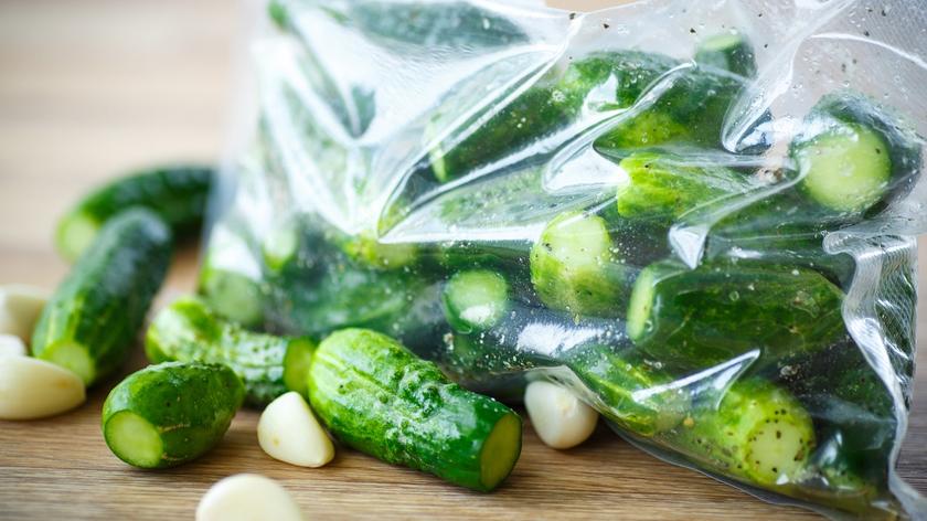 Ogórki małosolne na sucho, w woreczku