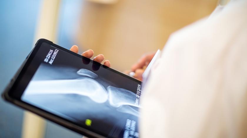 lekarz z wynikami badań