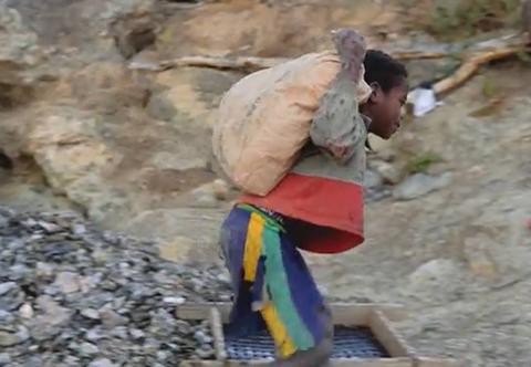 Dramat dzieci w Madagaskarze. "Rodziny jadły popiół zmieszany z szarańczą"