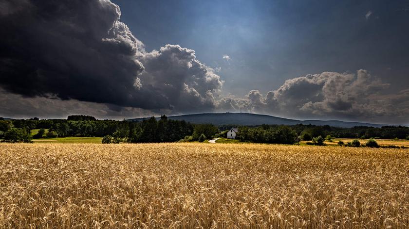 Ciemne chmury nad domami