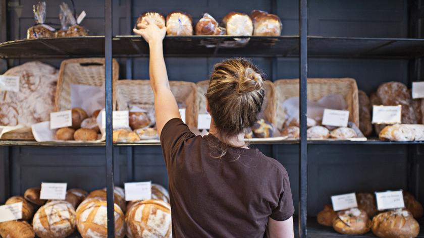 Dotykała pieczywo bez rękawiczek 