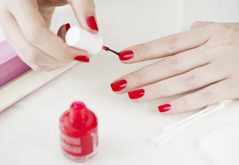 Jak zrobić manicure hybrydowy w domu? To możliwe