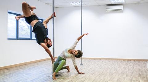 Pole dance - na czym polega? Ćwiczenia, efekty