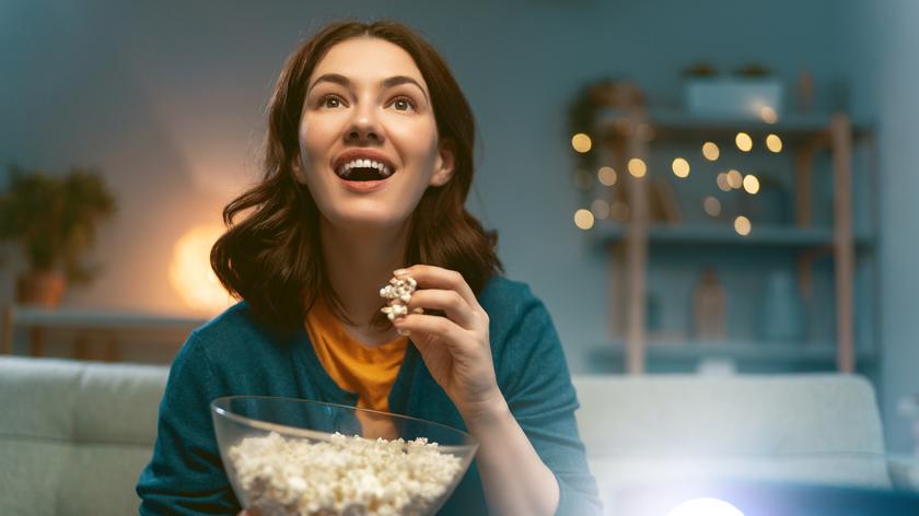 Kobieta oglądająca film