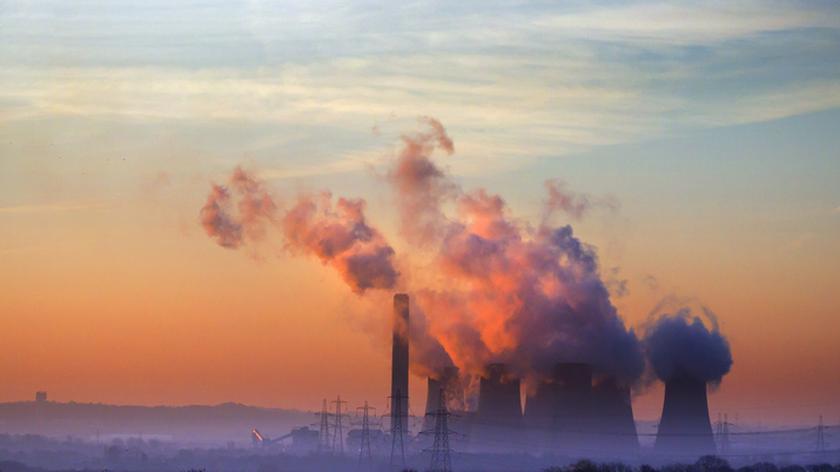 dymy z kominów zakładów przemysłowych, kryzys klimatyczny