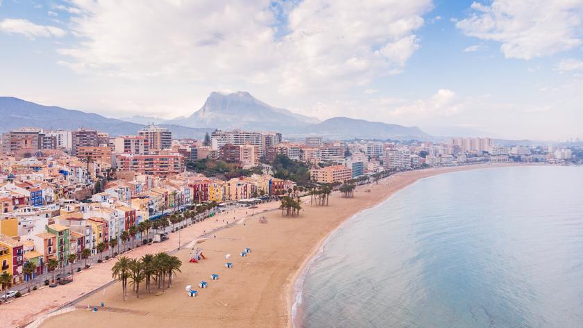 Wybrzeże Costa Blanca w Hiszpanii to popularny region turystyczny. Plaże są tu szerokie, a pogoda słoneczna.