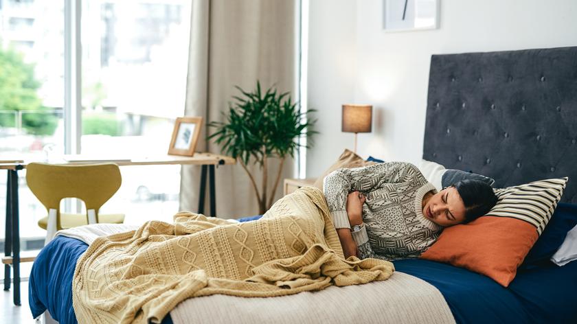 Kobieta z silnym bólem brzucha 