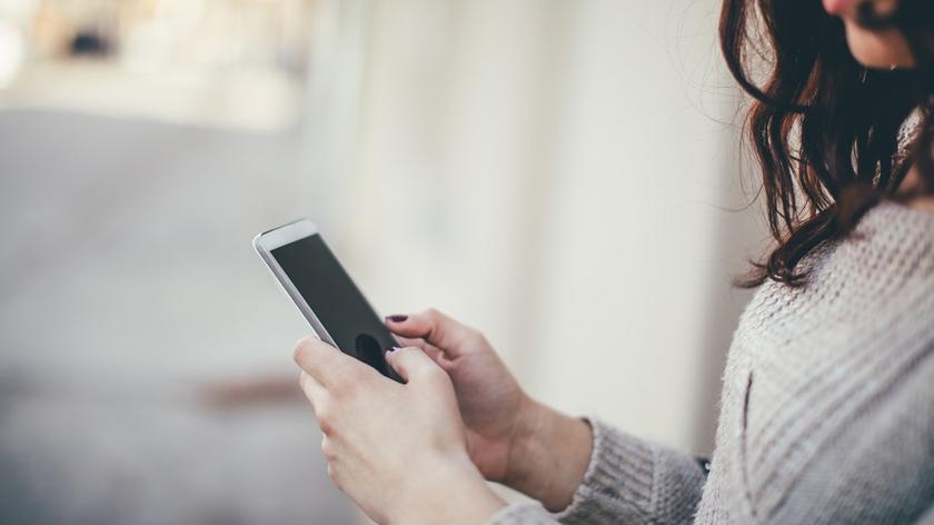 Kobieta sprawdzająca telefon