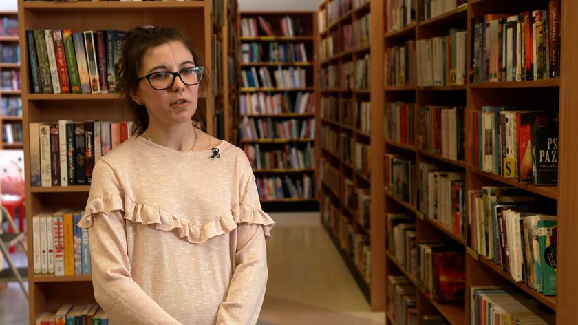 kobieta w bibliotece