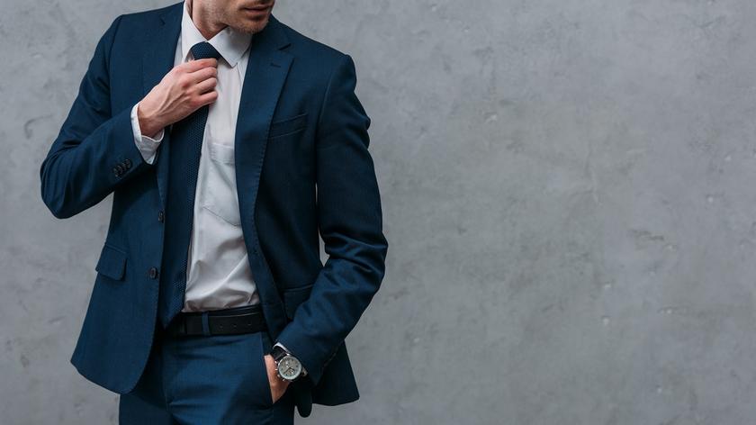 mężczyzna w garniturze 