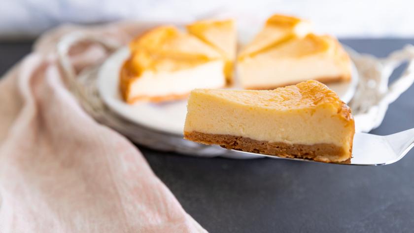 Sernik pokrojony na kawałki